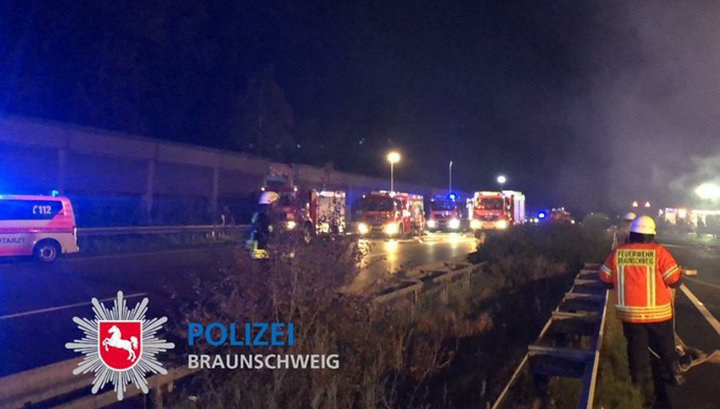 Duitse A2 nog urenlang afgesloten na ernstig ongeval waarbij vrachtwagens in brand vlogen [+foto&video]