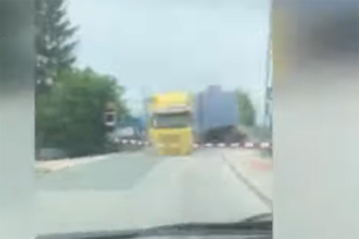 Trein botst op vrachtwagen: acht gewonden [+video]