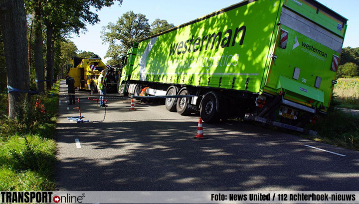 Vrachtwagen op kantelen in Winterswijk [+foto]
