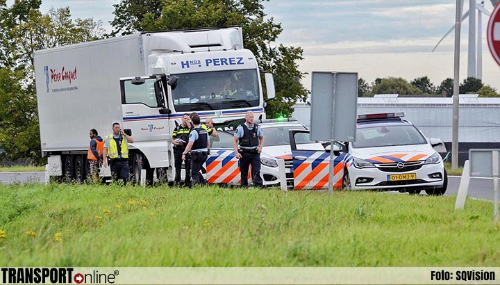 Politie vindt vijf verstekelingen in vrachtwagen na WhatsAppje [+foto]