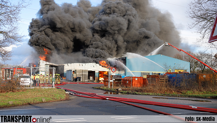 Grote brand in loods van Van Munster Recyclers in Venray [+foto's]