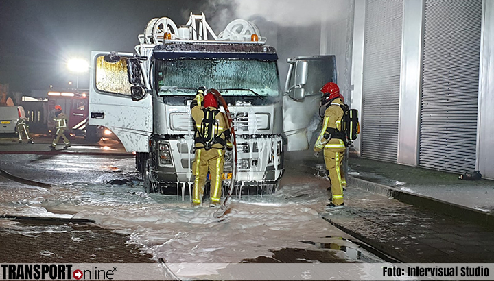 Vrachtwagen brandt uit in Zaandam [+foto]
