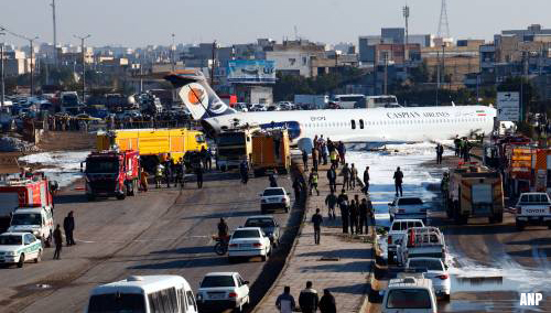 Vliegtuig landt midden in stad in Iran, geen gewonden [+video's]
