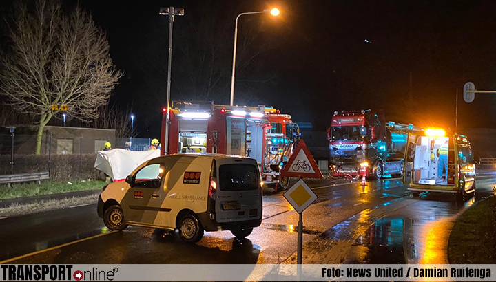 Dode bij ernstig ongeval auto en vrachtwagen in Nijkerk [+foto]
