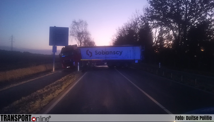 Vrachtwagen blokkeert, ondanks rijverbod, drie uur lang Duitse B71 [+foto]