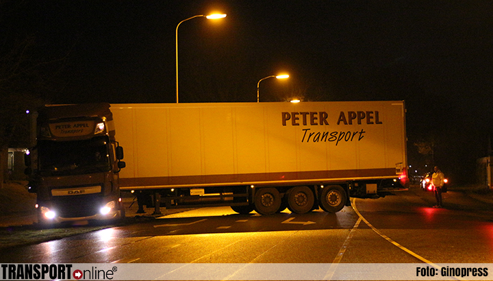 Geschaarde vrachtwagen zorgt voor verkeersoverlast in Hengelo [+foto]