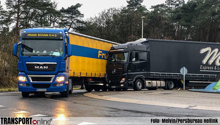 Aanrijding met twee vrachtwagens op rotonde in Eerbeek [+foto]