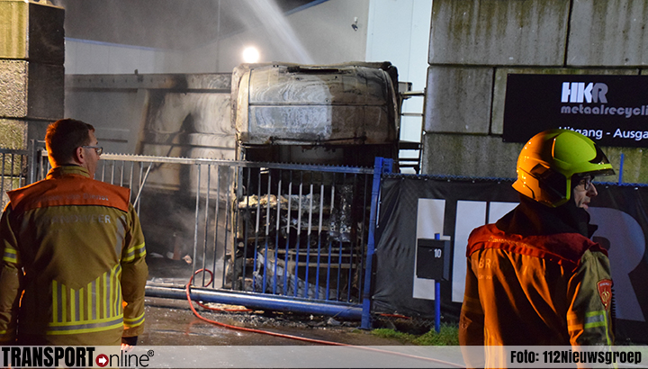 Vrachtwagen uitgebrand bij HKR Metaalrecycling [+foto]