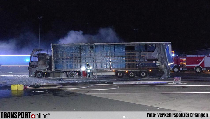 Vrachtwagen brandt uit tijdens plaspauze chauffeur