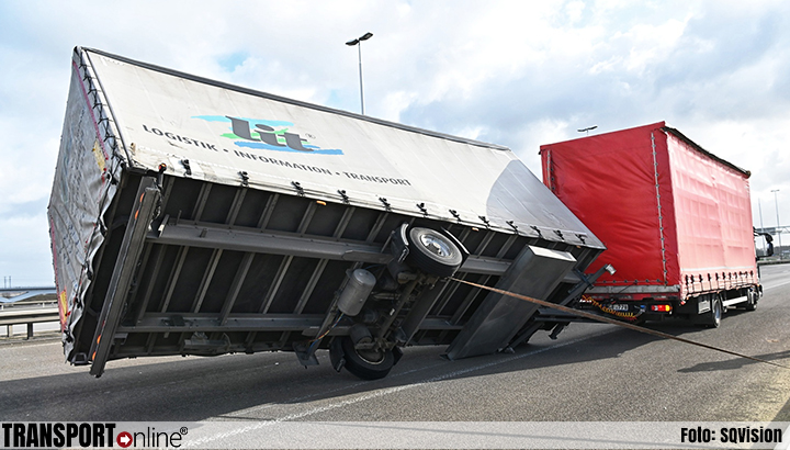 Vrachtwagen aanhanger omgewaaid op A16 [+foto]