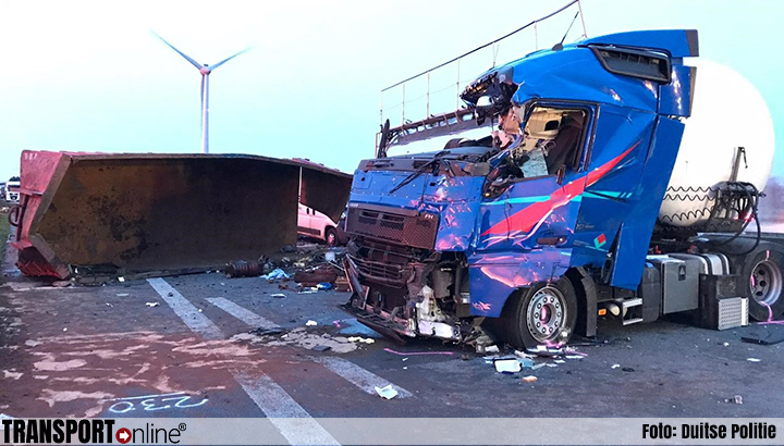 Nederlandse, onder invloed verkerende, chauffeur verliest container op Duitse A31: één dode, vier gewonden [+foto's]