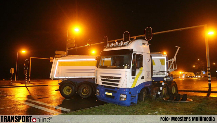 Vrachtwagen door gladheid geschaard in Udenhout, N65 deels afgesloten [+foto]