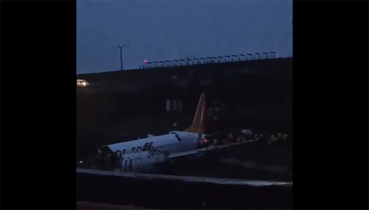 Vliegtuig schiet van landingsbaan Istanbul: 120 gewonden [+video's]