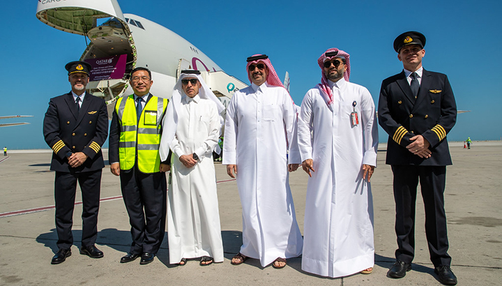 Cargo konvooi met medische hulpgoederen geschonken door Qatar Airways naar China voor bestrijding coronavirus