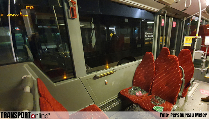 Steen door ruit bus gegooid: passagiers met de schrik vrij [+foto]