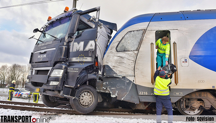 Aanrijding vrachtwagen en trein op spoorwegovergang Udenhout [+foto's]