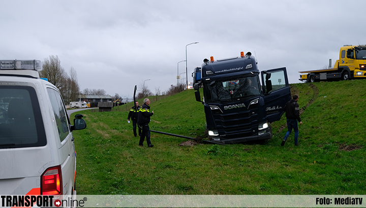Vrachtwagen van de weg in Alblasserdam [+foto]