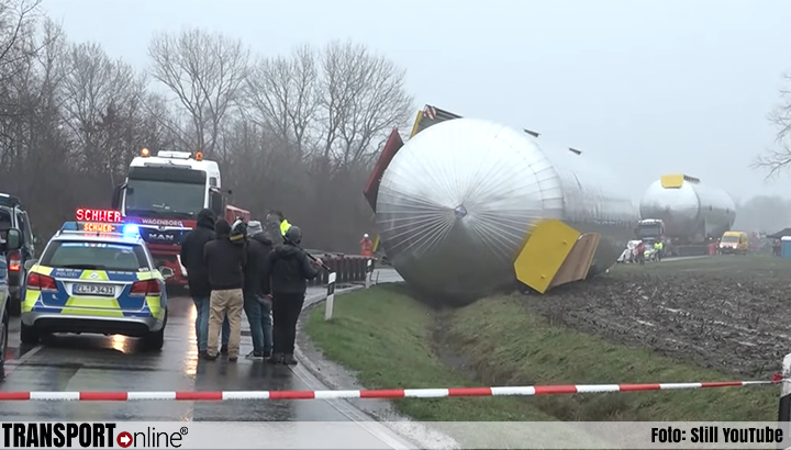 Dieplader met grote tank van Nederlands exceptioneel transport kantelt in Duitsland [+video's]