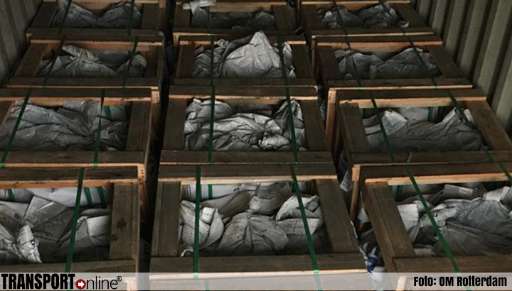 Douane vindt 221 kilo cocaïne en houdt acht uithalers aan in Rotterdamse haven
