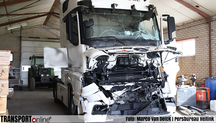 Vrachtwagen total loss na aanrijding met andere vrachtwagen in Ingen [+foto]