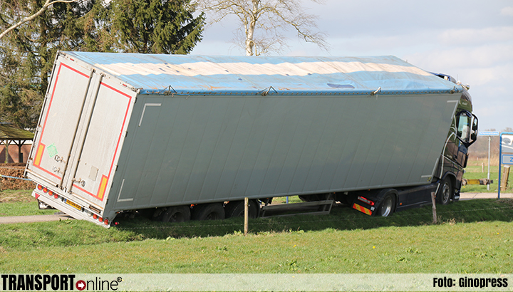 Vrachtwagen muurvast in berm in Rijssen [+foto]