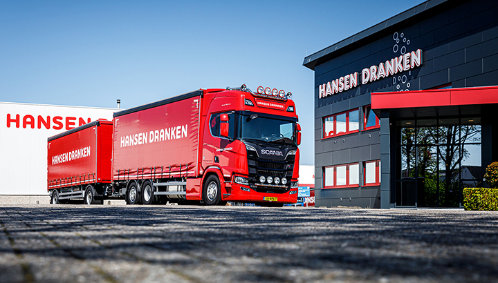 Hansen Dranken uit Limburg beloont trouwe chauffeur met een Scania V8