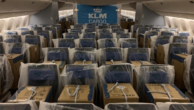 KLM introduceert Cargo-in-Cabin: het vervoeren van vracht op passagiersstoelen