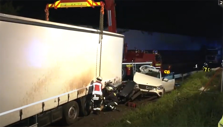 Nederlandse vrachtwagenchauffeur komt om het leven wanneer hij eerste hulp wil verlenen na ongeval [+video]