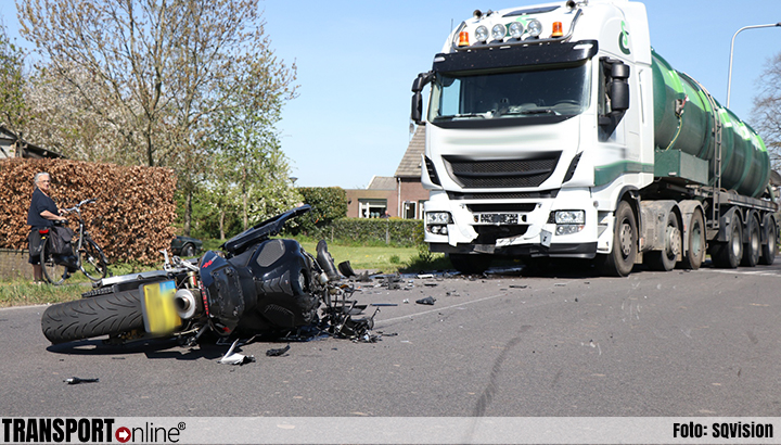 Motorrijder verliest hand bij aanrijding met vrachtwagen [+foto]