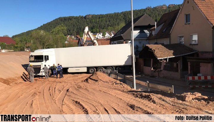 Vrachtwagenchauffeur rijdt zich vast op bouwplaats [+foto's]