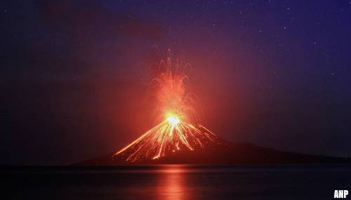 Vulkaan Anak Krakatau in Indonesië barst uit