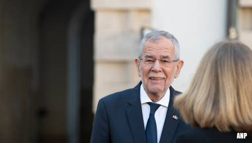 Oostenrijkse president na corona-sluitingstijd betrapt in café 