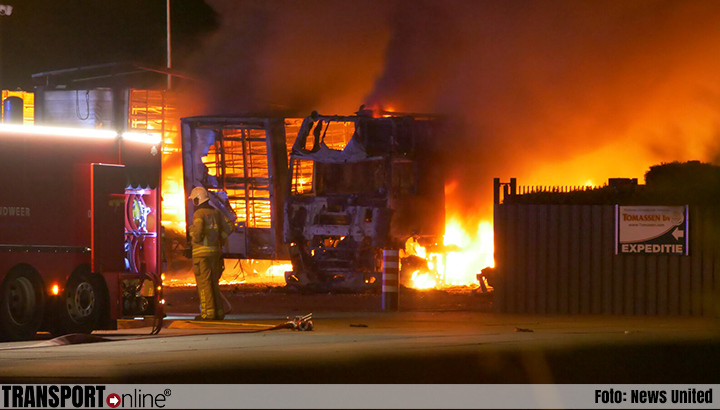 Dierenactivisten steken meerdere vrachtwagens in brand in Ermelo [+foto's&video]