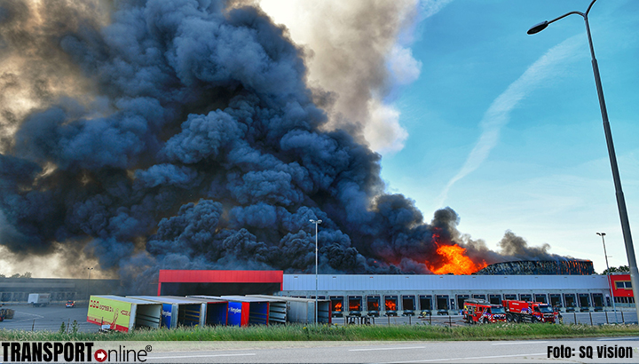 Zeer grote brand bij Van der Heijden Transport in Hapert [+foto's&video]