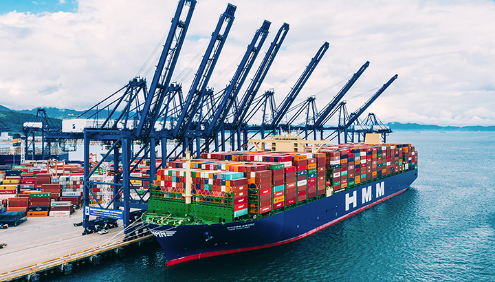 HMM Algeciras, het nieuwste grootste containerschip ter wereld, op weg naar Rotterdam