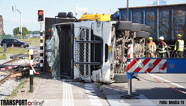Vrachtwagen met staal gekanteld in Rotterdam [+foto]