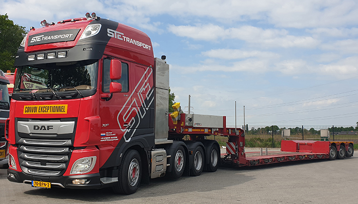 STE Transport neemt DAF XF530 FTM zwaar transport trekker in ontvangst