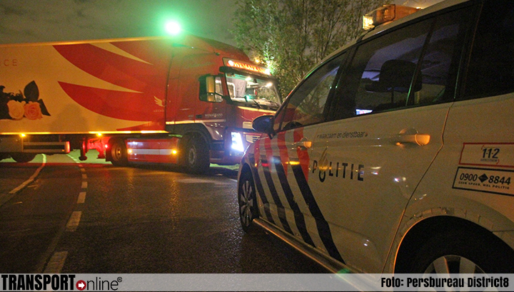 Politie stuit op 'onwel' geworden vrachtwagenchauffeur [+foto]