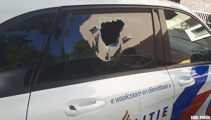 Stoeptegel door raam politieauto gegooid [+foto]