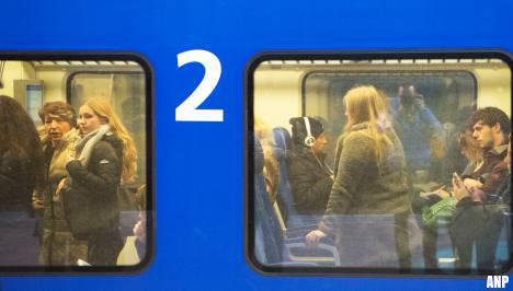 Reizigers weigeren te volle trein te verlaten