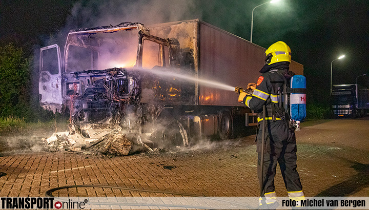 Vrachtwagen trekker volledig uitgebrand in Zwanenburg [+foto]