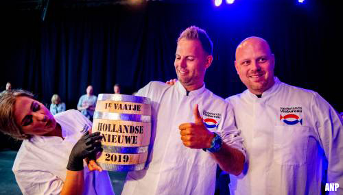 Eerste vaatje nieuwe haring gaat naar zorgverleners, geen veiling