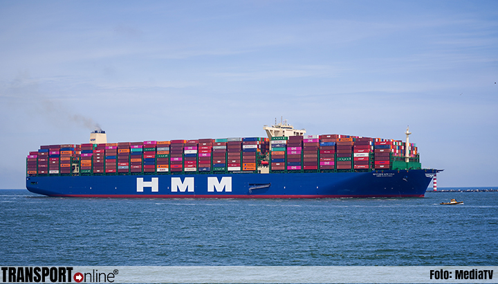 Grootste containerschip ter wereld 'HMM Algeciras' doet Rotterdamse haven aan [+foto]