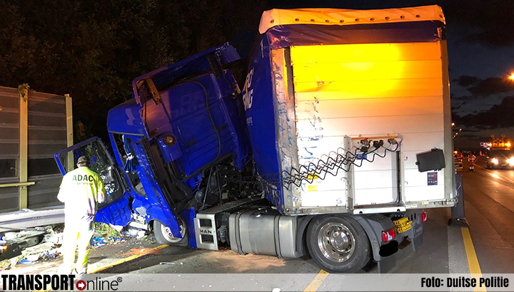 Veel materiële schade als chauffeur controle over voertuig verliest op Duitse A1 [+foto's]