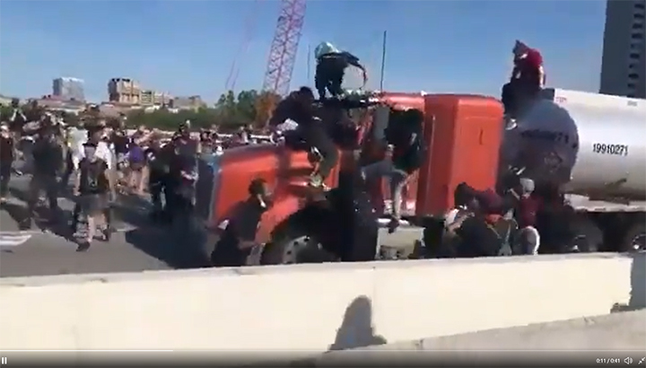 Vrachtwagen rijdt in op demonstranten in Minneapolis [+video's]