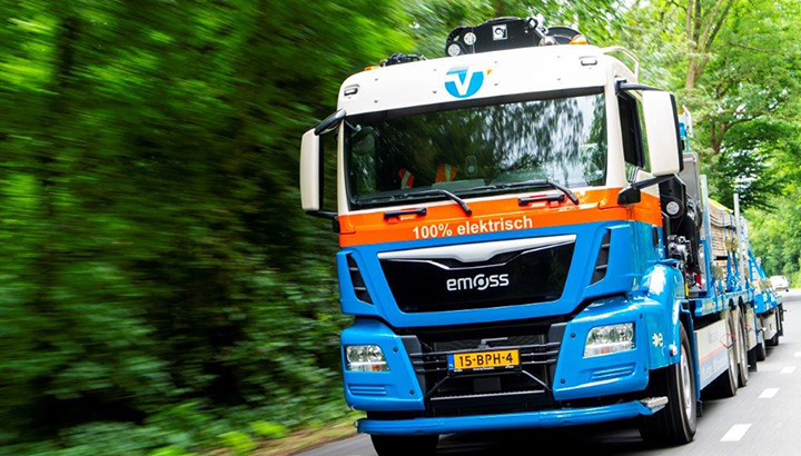 Eerste volledige elektrische autolaadkraan met aanhangwagen op de weg in Nederland