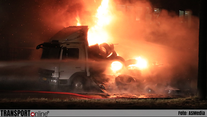 Twee vrachtwagens branden volledig uit in Amersfoort [+foto]