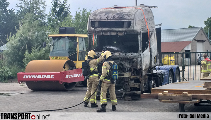 Uitgebrande vrachtwagen van A28 vliegt opnieuw in de brand bij bergingsbedrijf[+foto]