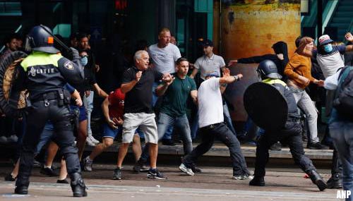 Groep zoekt confrontatie met politie bij Den Haag CS