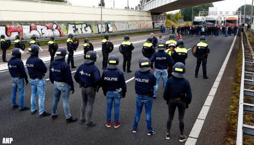 Politie tegenover kermisexploitanten op snelweg A12 bij Den Haag [+video]